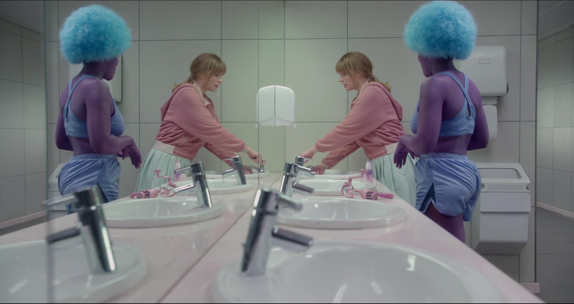 BlackMirror_28305529.jpg
